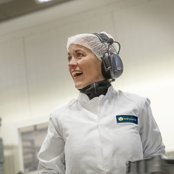 Scan fabriksarbetare med hörlurar